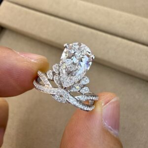 Pear Lab-Grown Diamond Feather Ring