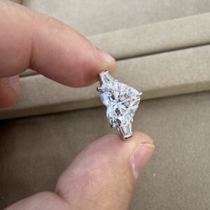 18k Gold Heart Lab-Grown Three Stones Diamond Ring